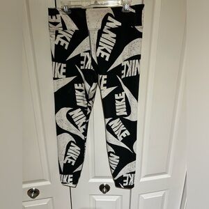 Gentle used Nike graphic leggings